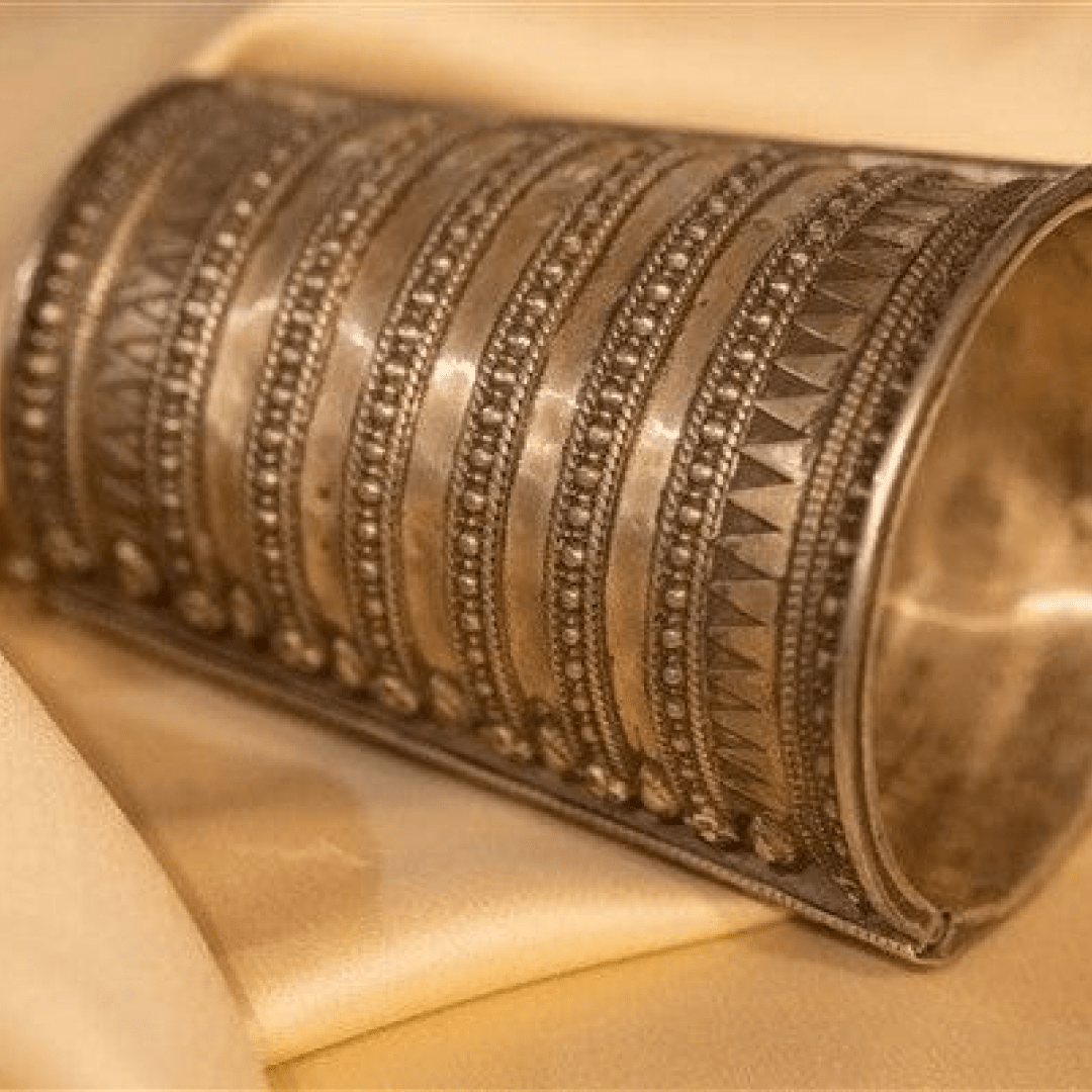 Traditionl broad Handcuff - Crafted Canvaas